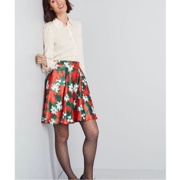 ModCloth Poinsettia Skirt S - Picture 3 of 9